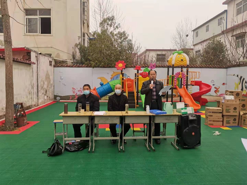 3春申中心校领导刘军宣读比赛规则.jpg