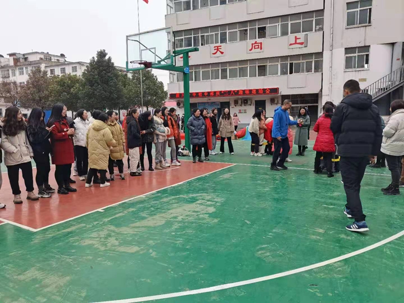 巨人脚步1.jpg