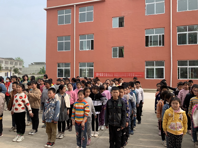 黄湖小学举行“珍爱生命 谨防溺水 从我做起”主题签名活动2.jpg