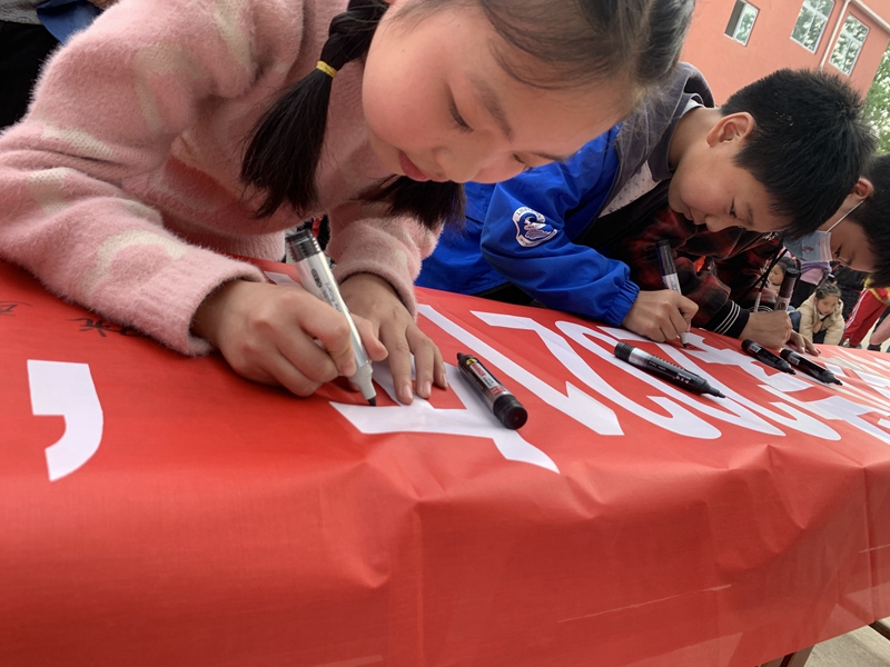黄湖小学举行“珍爱生命 谨防溺水 从我做起”主题签名活动8.jpg