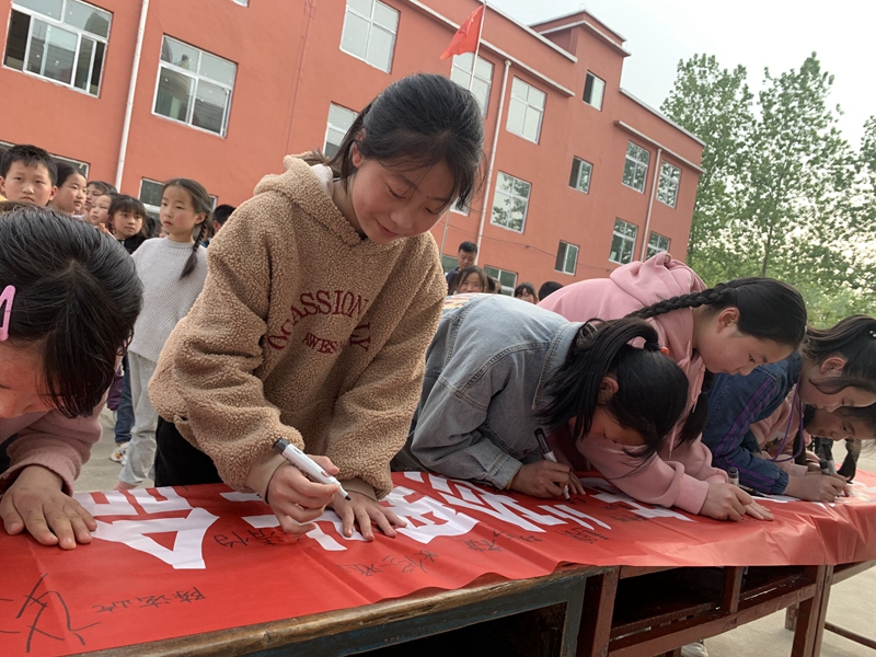 黄湖小学举行“珍爱生命 谨防溺水 从我做起”主题签名活动9.jpg