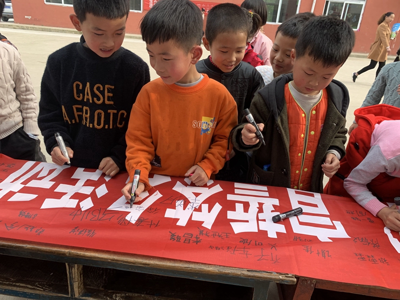 黄湖小学举行“珍爱生命 谨防溺水 从我做起”主题签名活动10.jpg