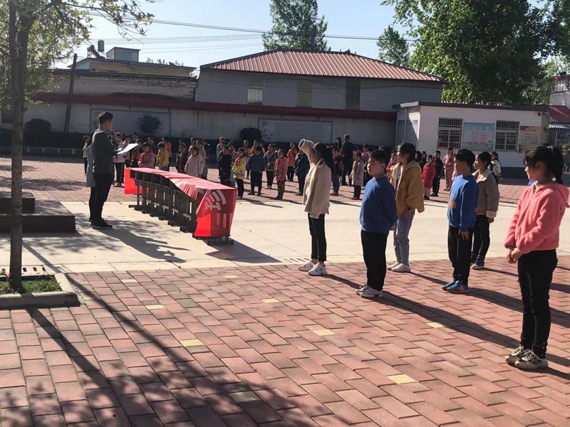 负责安全的老师进行安全知识讲解和宣传.jpg