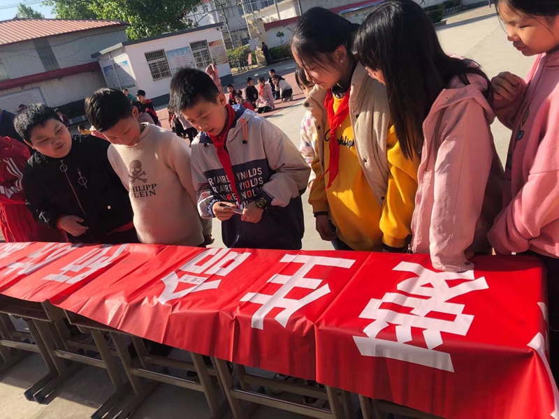 学生进行防溺水安全宣誓及签名.jpg