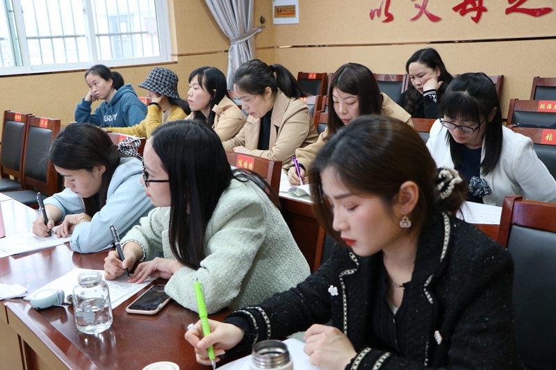 潢川一小举行第四届“明德杯”教师基本功大赛8.JPG