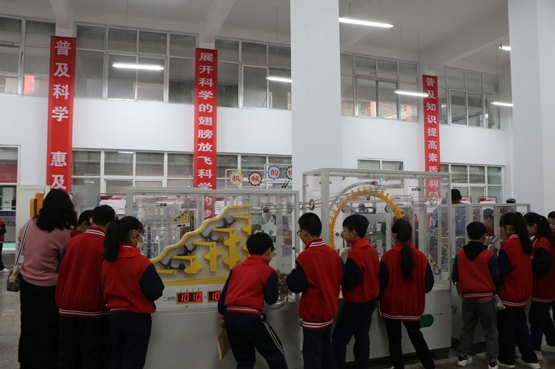 潢川一小参观”中国流动科技馆“巡展5.JPG