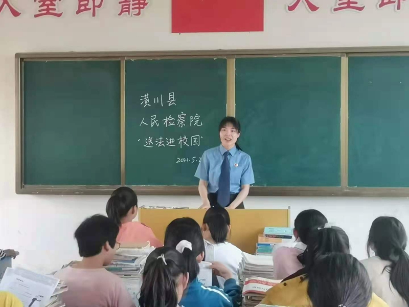 扶萍做《校园暴力》法制报告.jpg