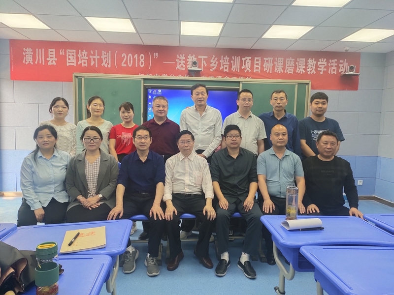 原上海大学校长杨德广教授走进仁和中学 (6).jpg