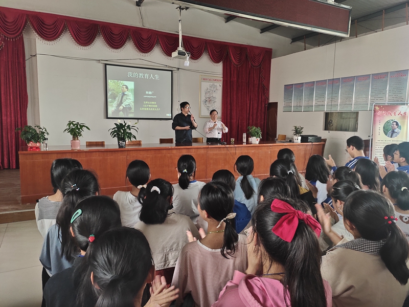 原上海大学校长杨德广教授走进仁和中学 (10).jpg