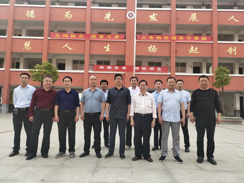 原上海大学校长杨德广教授走进仁和中学 (18).jpg