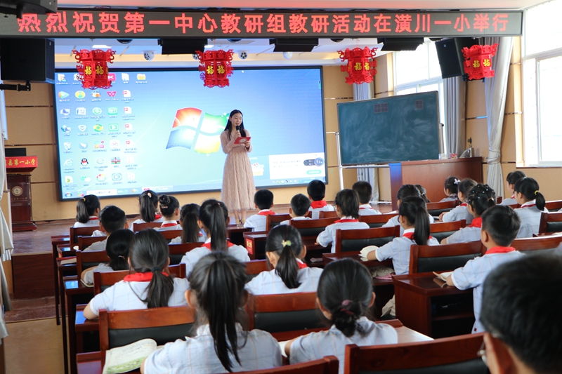 潢川县第一小学举行第一中心教研组活动1.JPG