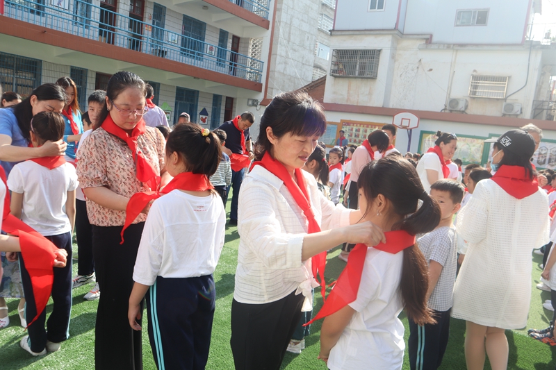 为新队员佩戴红领巾1.jpg