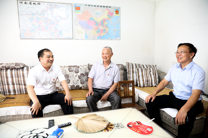 孔辉走访慰问老党员、督导新冠疫苗接种工作