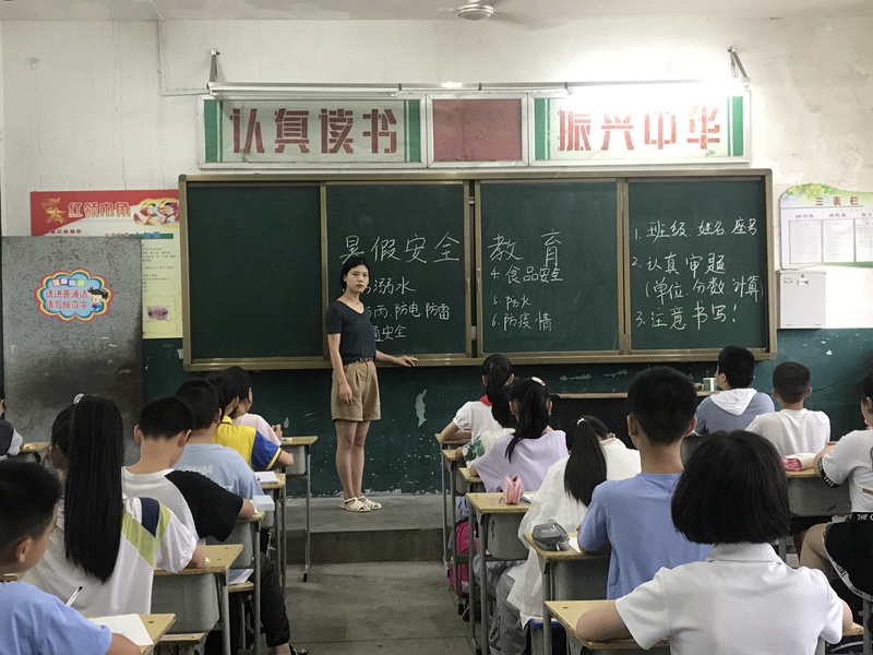各班进行安全教育2.jpg