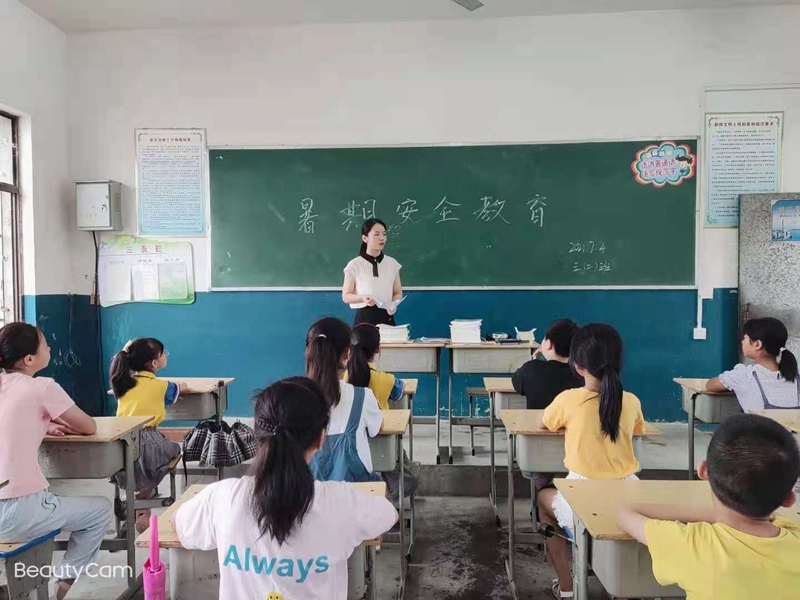 各班进行安全教育1.jpg