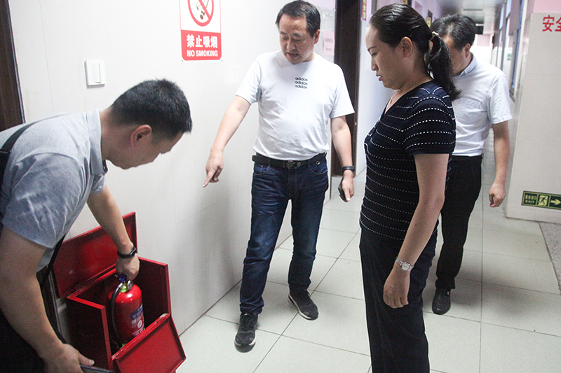 徐晶对学校、医院消防安全生产工作进行检查