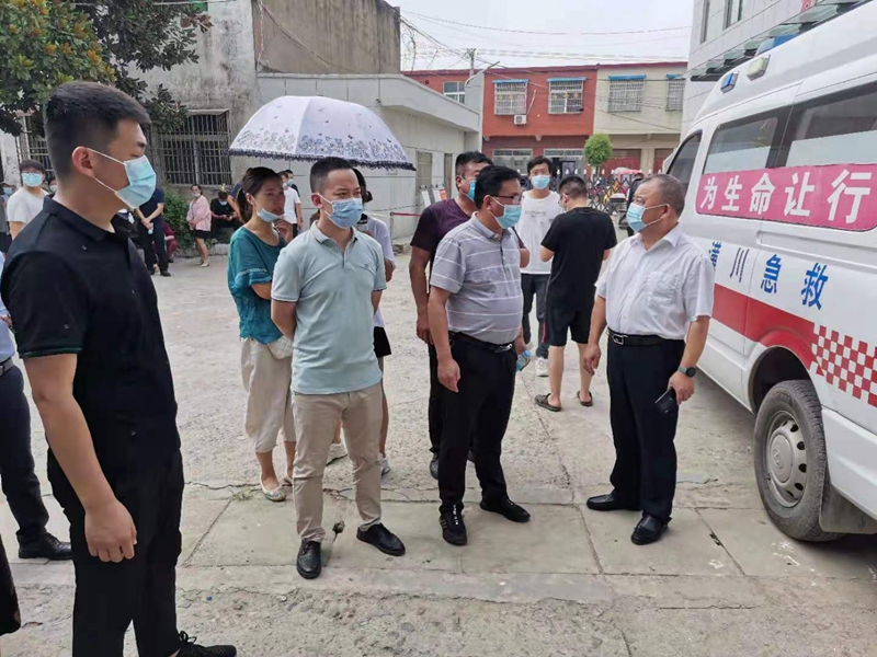 付法璟同志现场听取陈伟男同志介绍疫苗接种情况 (1).jpg