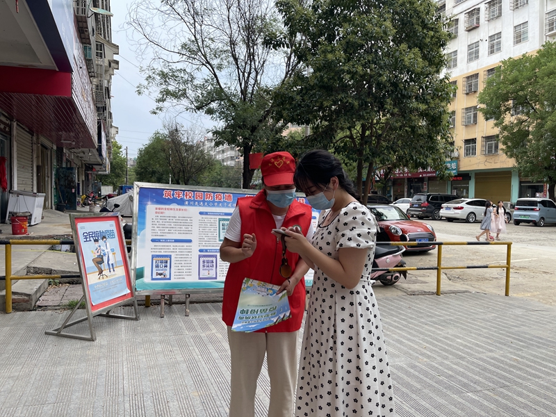 志愿者指导扫码.jpg