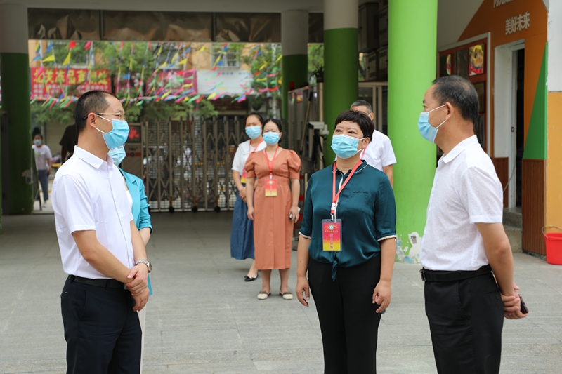 2李部长详细询问新学期开学各项工作准备情况.JPG