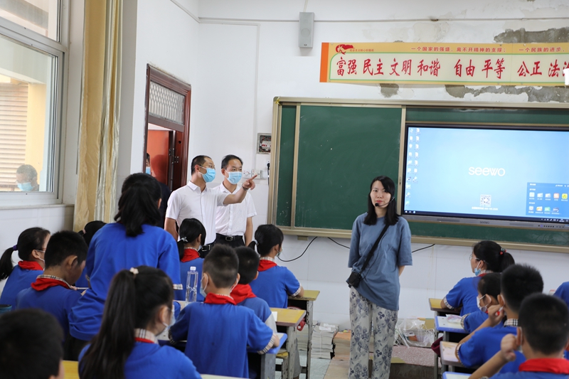 4领导们入班查看六年级学生上课情况.JPG