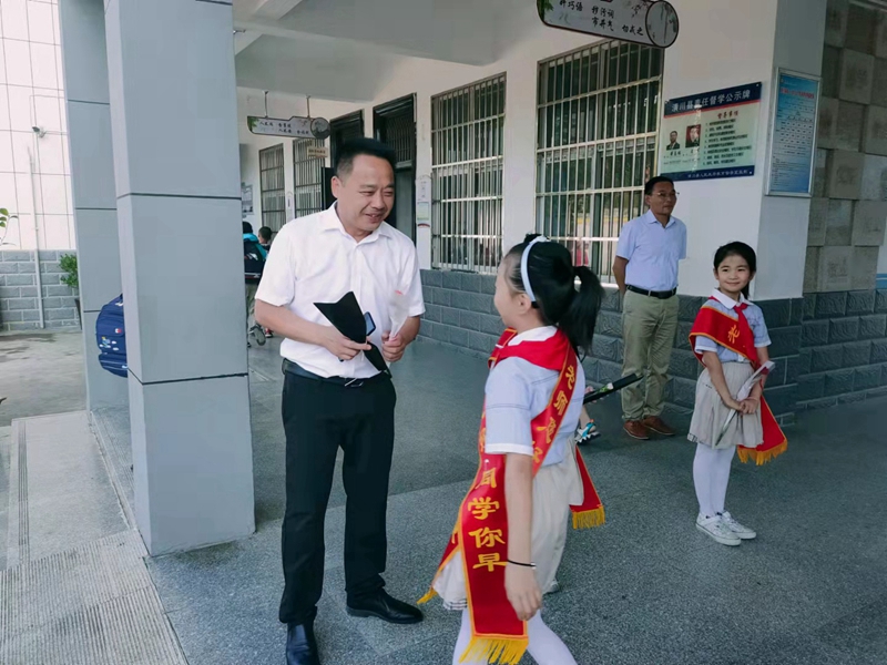 潢川县第一小学开展庆祝第37个教师节活动2.jpg 潢川县第一小学开展庆祝第37个教师节活动2.jpg