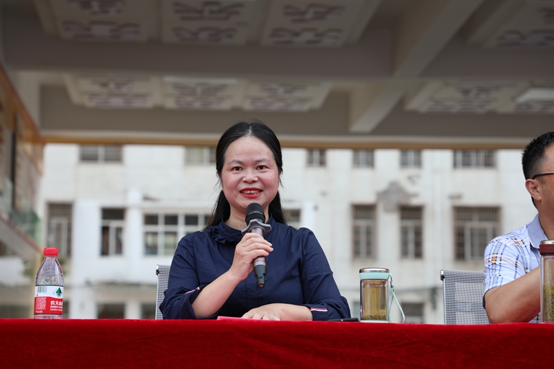 教务主任黄瑛萍主持会议.JPG