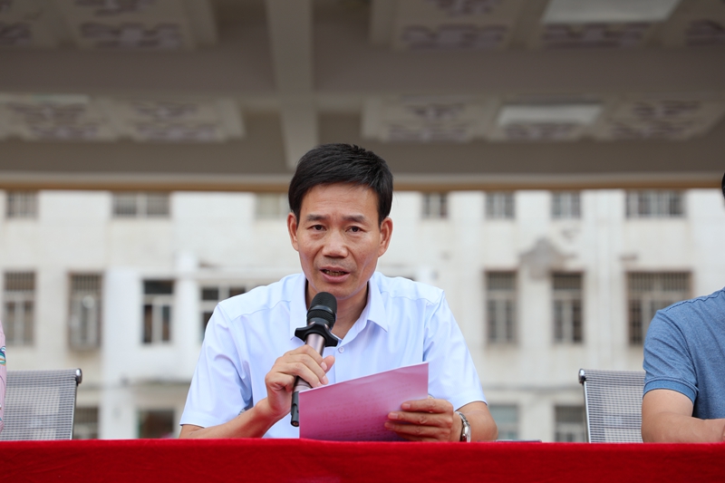支部书记、副校长丰国献宣读优秀教师名单.JPG