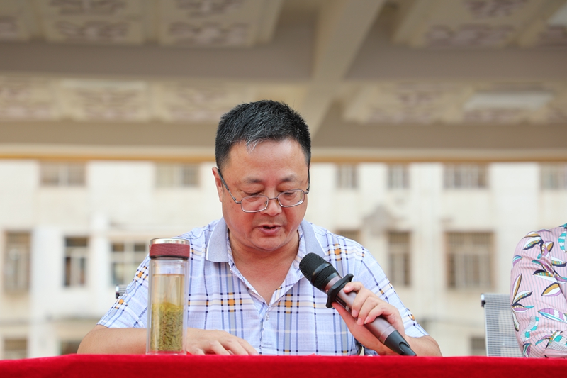 副校长刘向东宣读优秀学生名单.JPG