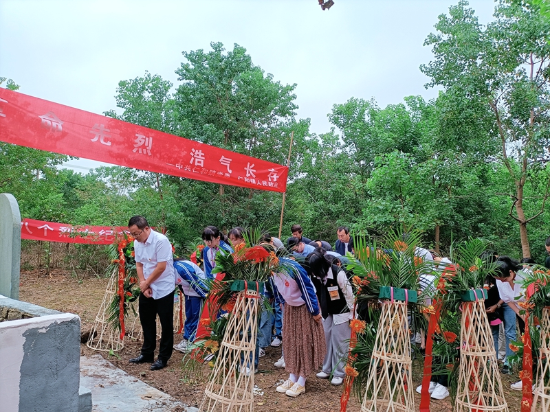 潢川县仁和镇中学积极组织开展烈士纪念日纪念活动 (5).jpg