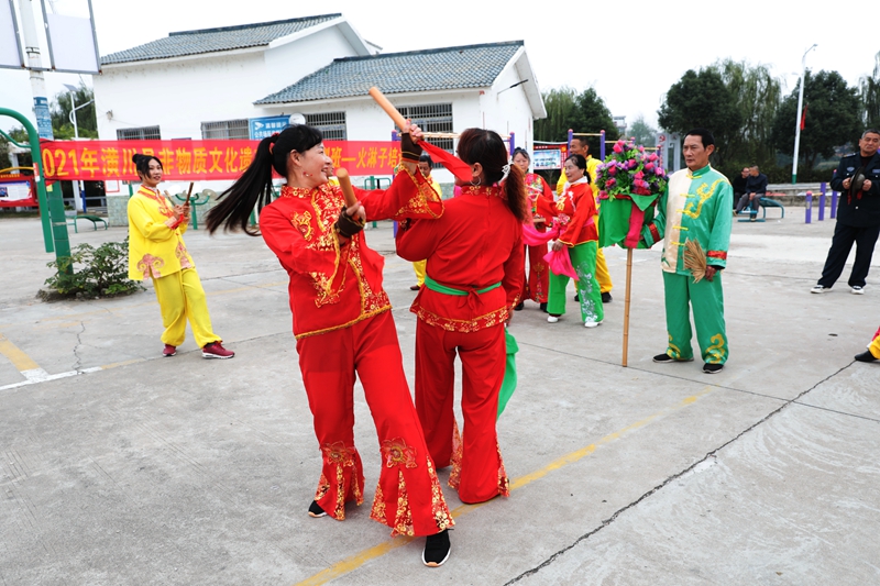 潢川县传承人李程术在指导学员练习＂望月“。1K4A4102.JPG