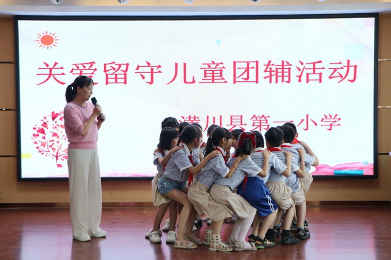 潢川一小举行“粽香传情 筑梦未来”关爱留守儿童主题活动7.jpg