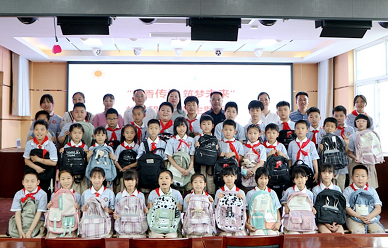 潢川一小举行“粽香传情 筑梦未来”关爱留守儿童主题活动9.jpg