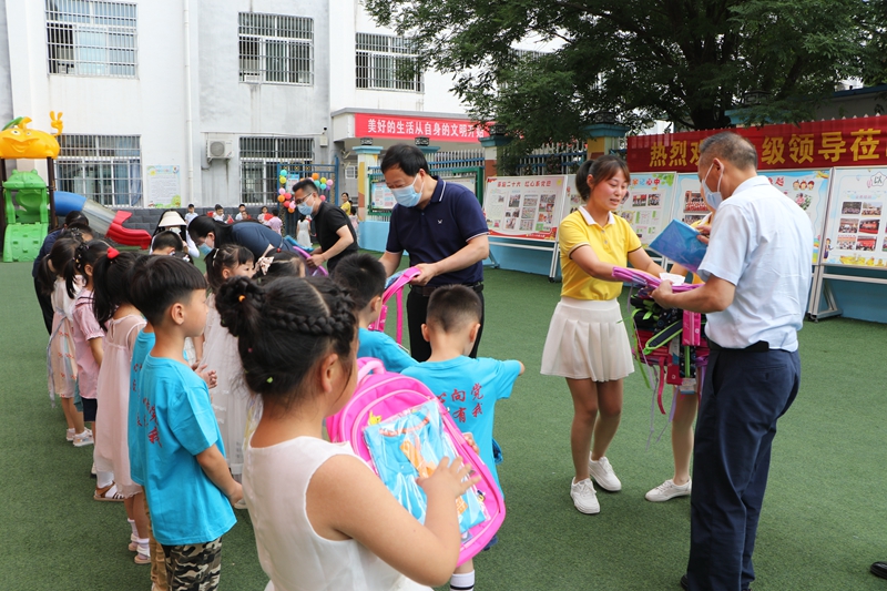 上级领导莅临潢川一小幼儿园开展“六一”慰问活动12.JPG