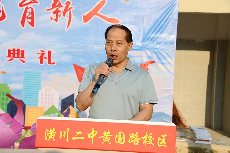 副校长杨国志宣读获奖学生名单.jpg