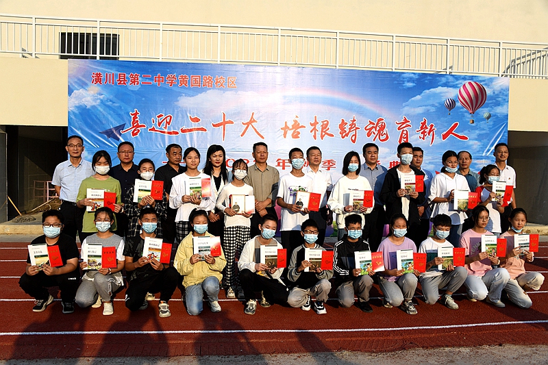 校领导同获奖学生合影.jpg