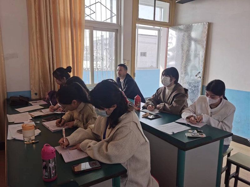 许华兵校长听课.jpg