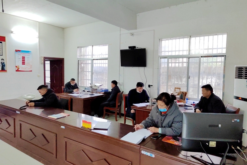 村部收听收看疫情防控培训会.jpg