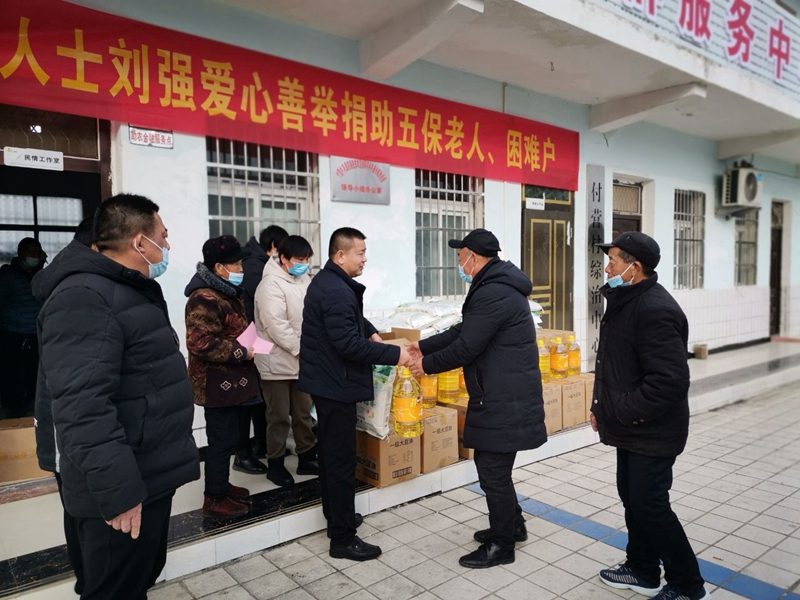 双柳树镇付营村举行爱心人士捐助活动 (1).jpg