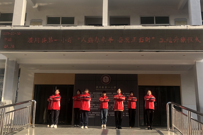 手语舞表演.jpg