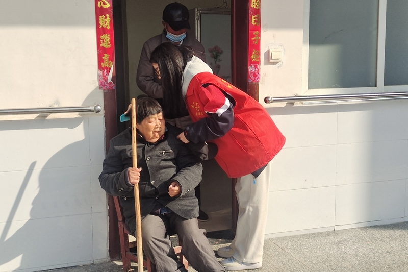 志愿者为老人梳头发.jpg