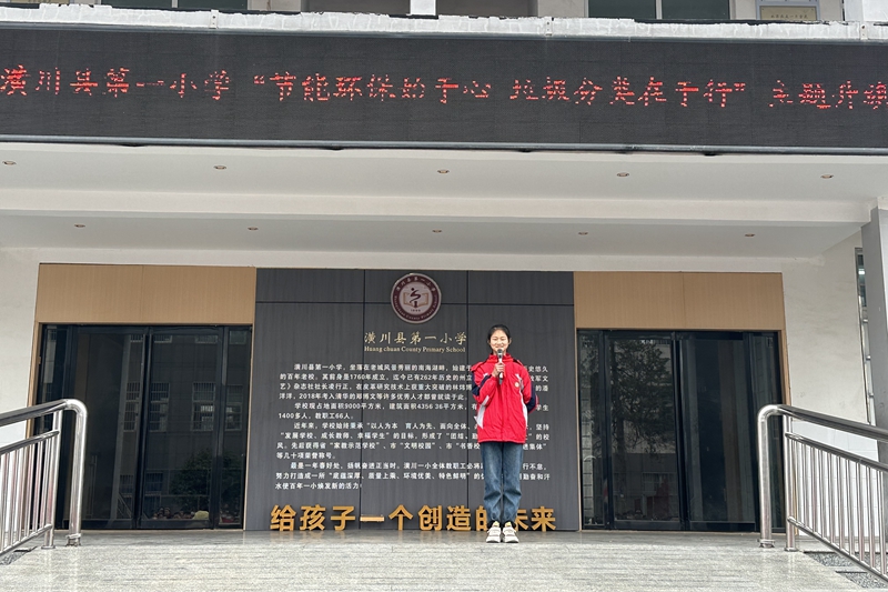 主持人王冠.jpg