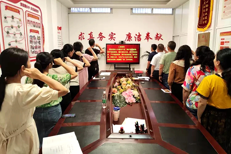 潢川七小重温入党誓词.jpg