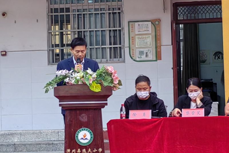 支部书记丰国献宣读《家长委员会章程》.jpg