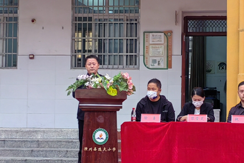 家委会主任李正春发言.jpg