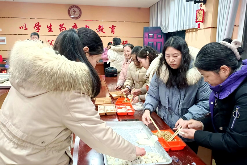 潢川县第一小学开展“爱在冬至 情暖校园”冬至包饺子活动2.jpg