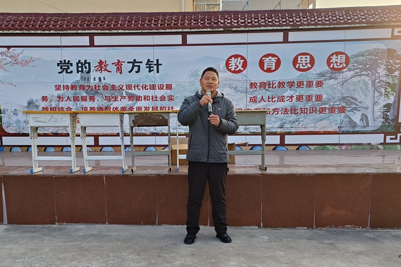 安全副校长卢力讲话.jpg