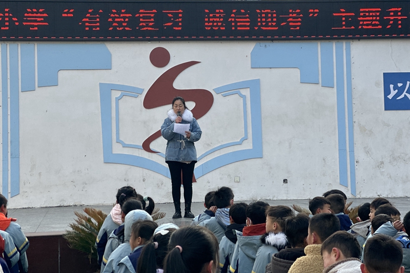 胡汉华老师国旗下讲话.jpg