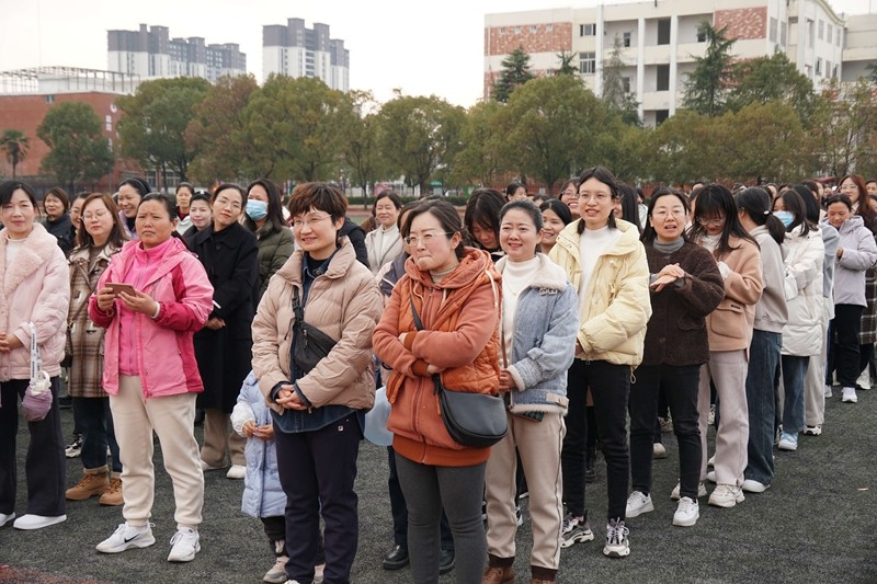 潢川一中举办庆“三八”国际妇女节 女教师趣味游戏活动 (4).jpg