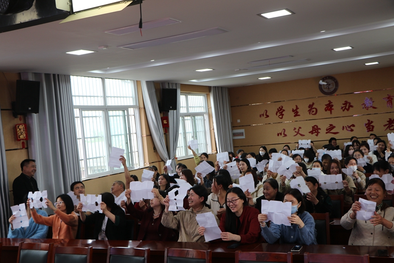 潢川一小召开“依法陪伴 与子同行”家长会5.JPG