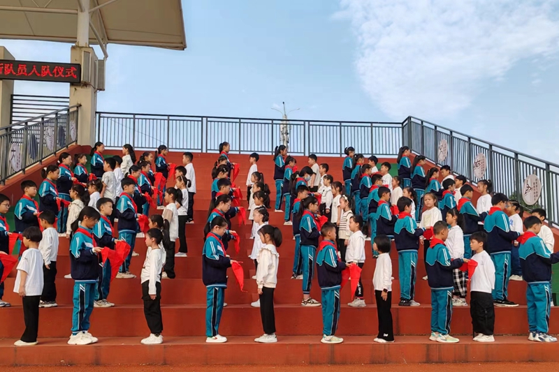 优秀少先队员给新队员授红领巾1.jpg